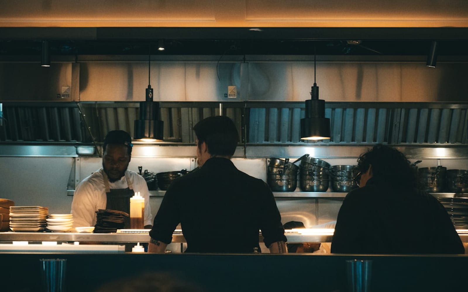 Shift handovers in hospitality: how to actually pass the kitchen on